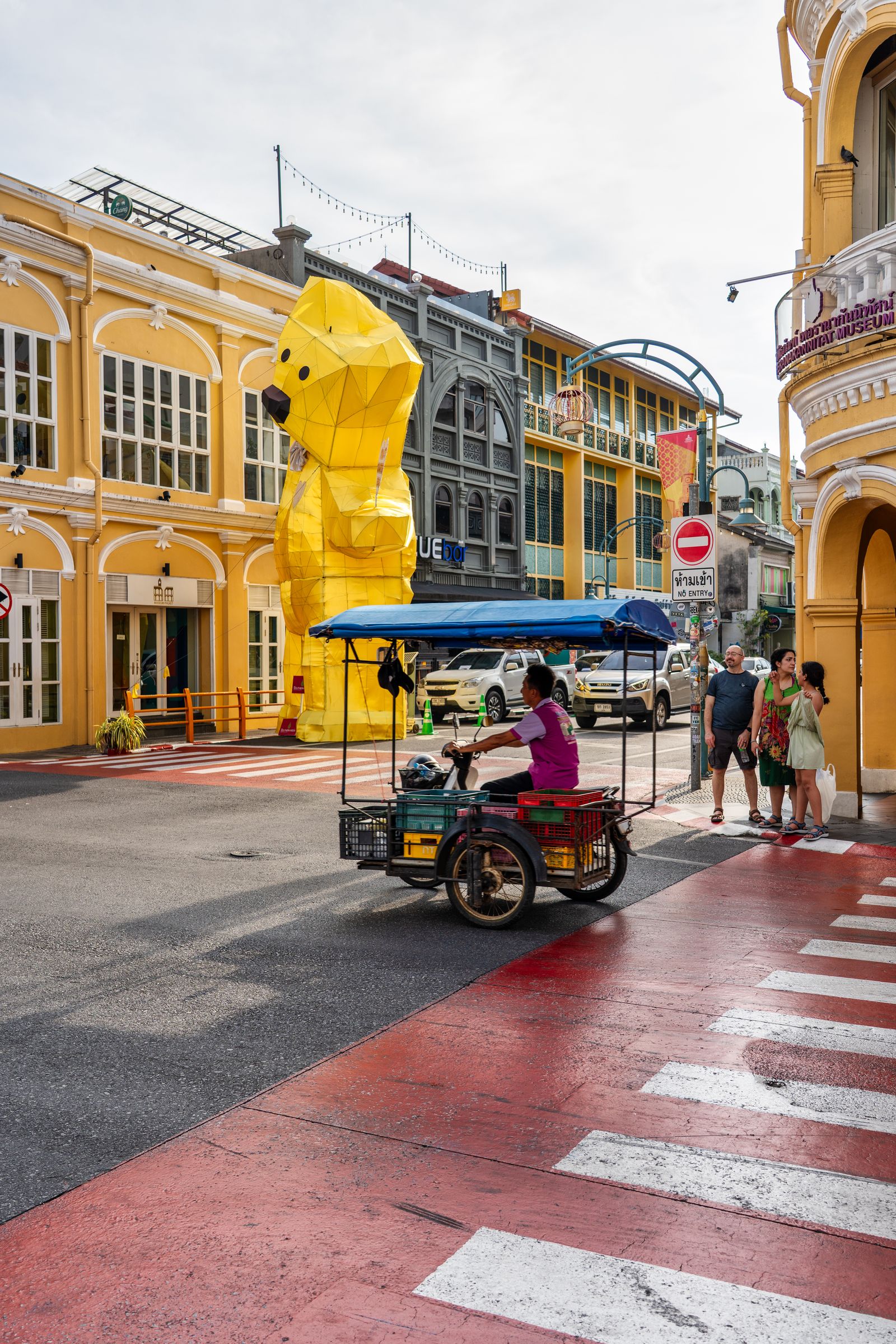 Ours géant jaune dans une rue de Phuket